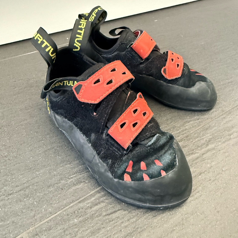 La Sportiva Kids Rock Climbing Shoe- Black and Red size 3